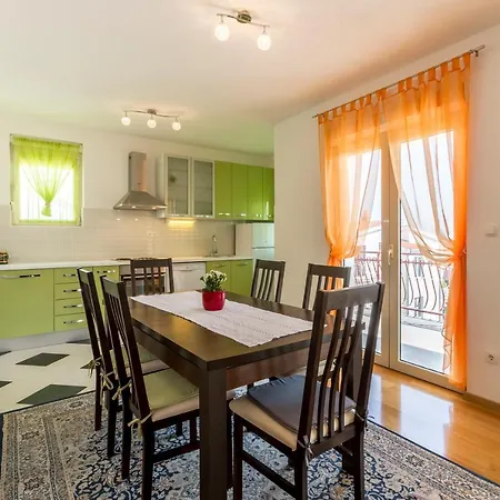 Konukevi Apartman U Tihom Kraju 3*