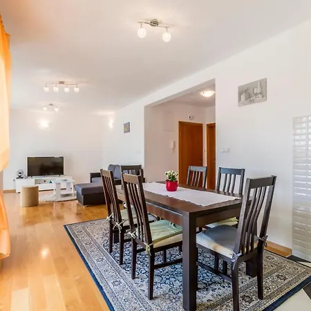 Konukevi Apartman U Tihom Kraju